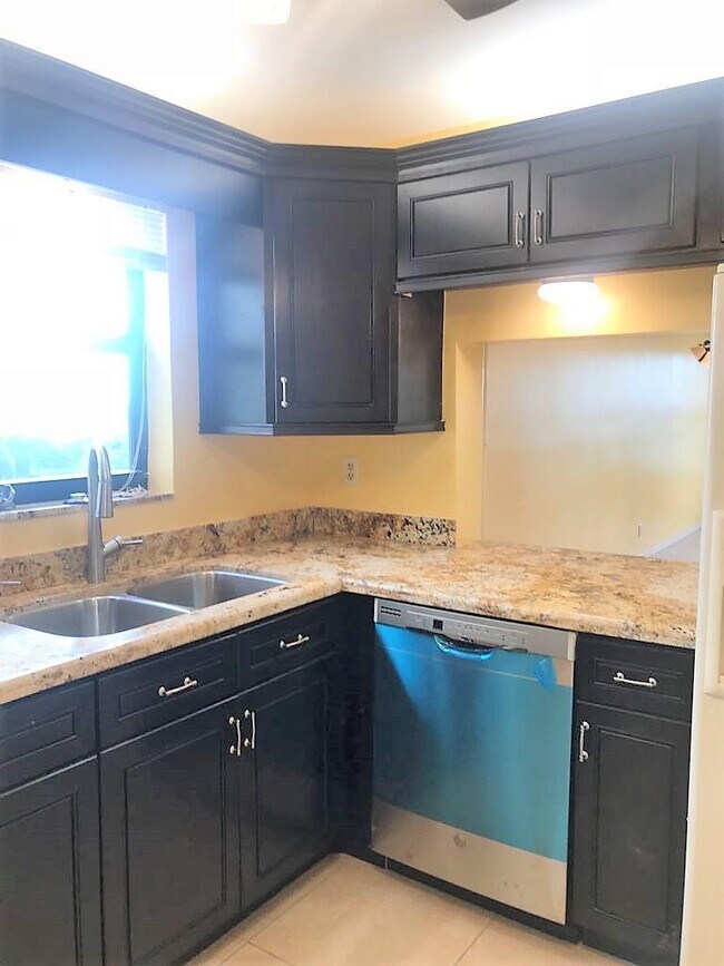 Building Photo - 2309 S Cypress Bend Dr