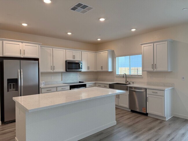 Foto del edificio - Beautiful 5 bed 3 bath located in West Ros...