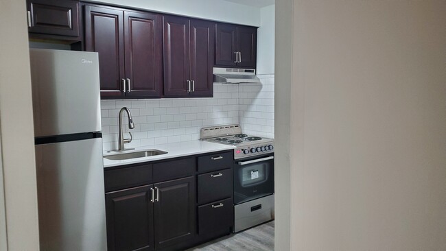 Studio kitchen - 3854 Garrett Rd