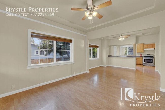 Building Photo - Darling cottage house on large lot. Baseme...