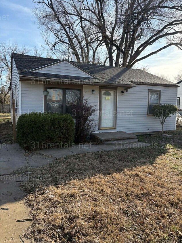 Primary Photo - $899 - 2 bedroom / 1 bathroom - Single Family Home