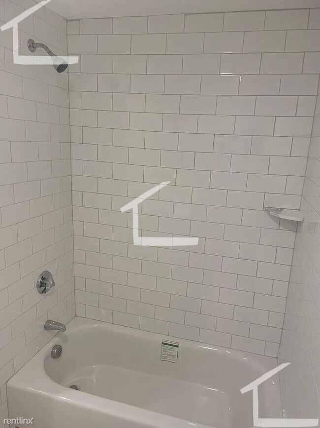 Foto del edificio - 3 br, 1 bath Condo - 1712 Beacon St Apt 1E...