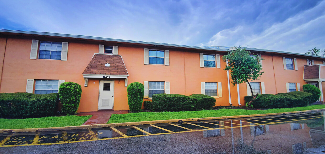 Building- apartamento en el segundo piso - 1605 W Oak Ridge Rd