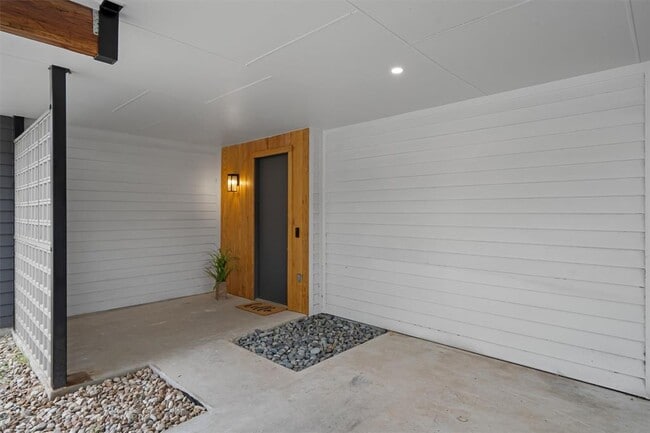 Building Photo - 1208 W Oltorf St
