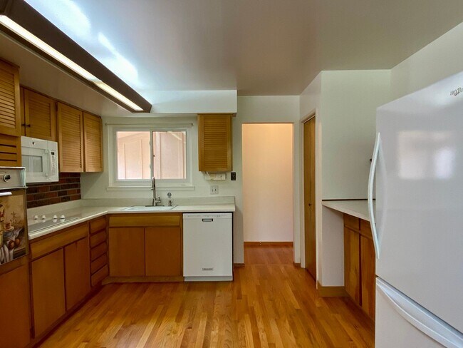 Foto del edificio - Charming 3 Bedroom 2 Bath Single Family Ho...