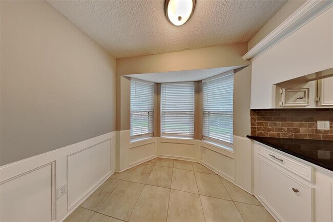 Building Photo - 2058 Lakeville Dr