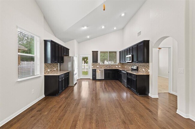 Building Photo - 711 Rolling Oak Dr
