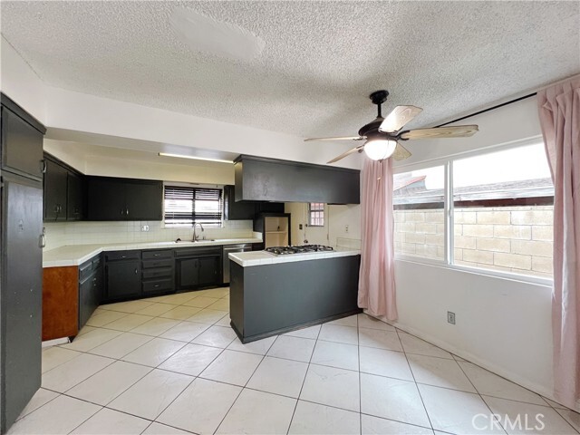 Foto del edificio - 9228 Oleander Ave