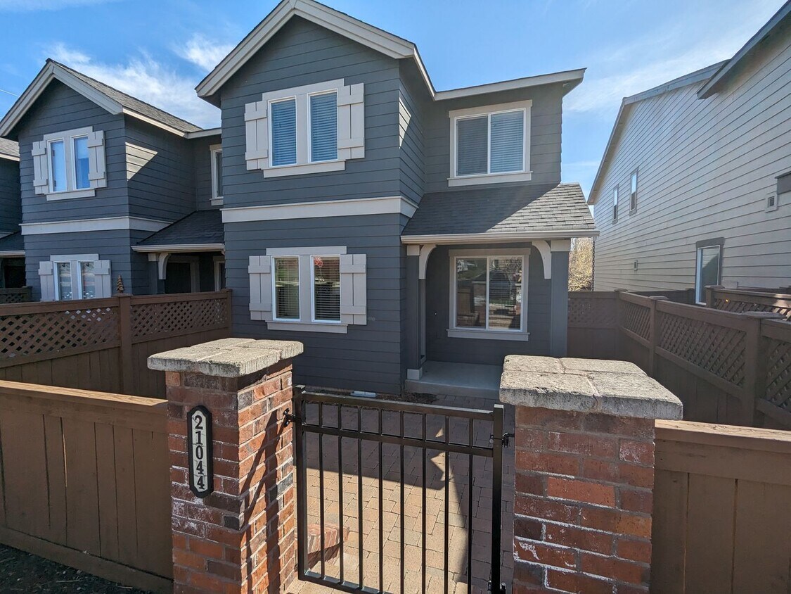 Foto principal - Spacious 3x2.5 townhouse with a fenced fro...