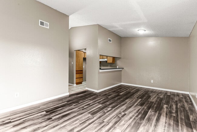Foto del edificio - Towne East Village Apartment Homes