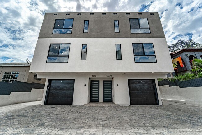 Foto del edificio - 1321 Bates Ave