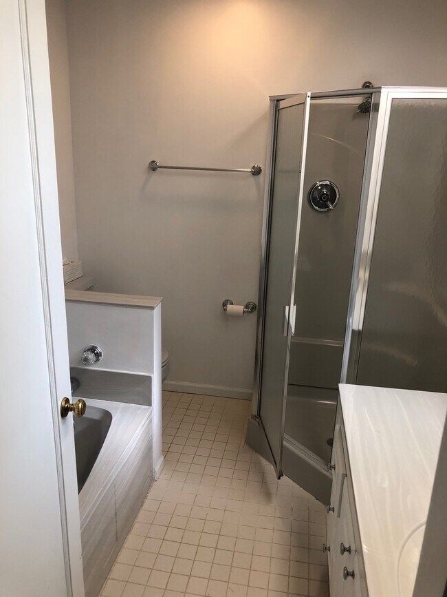 Baño completo con ducha y bañera. - 6959 Pernod Ave