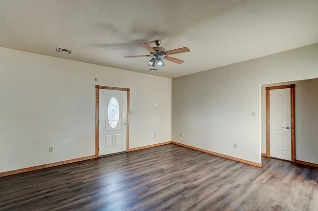 Building Photo - 608 Shady Oak