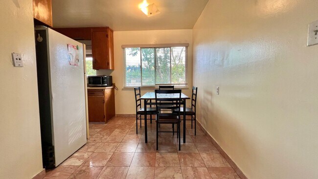 Building Photo - Spacious 2-Bedroom, Downtown Martinez