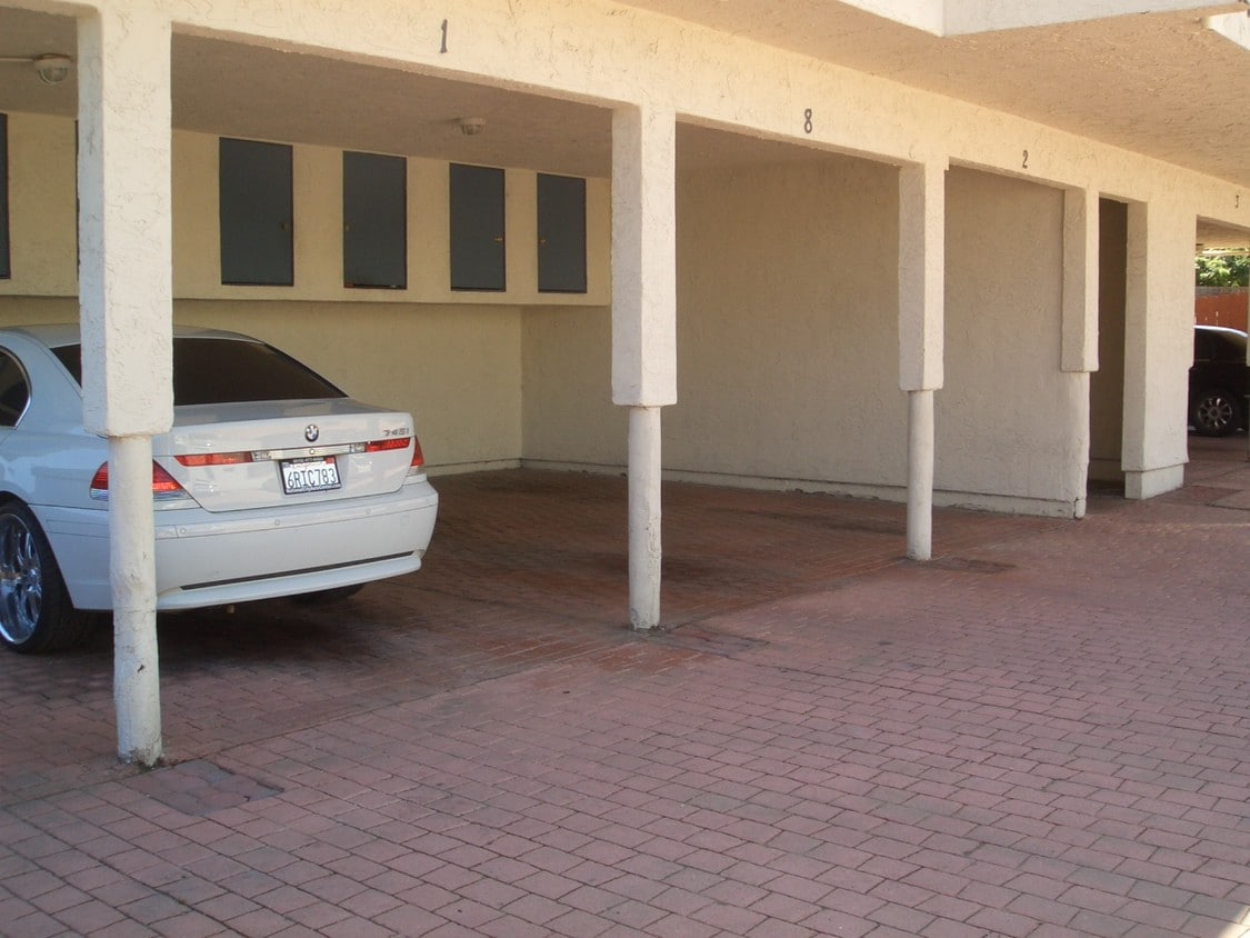 Primary Photo - Oaklawn Villas