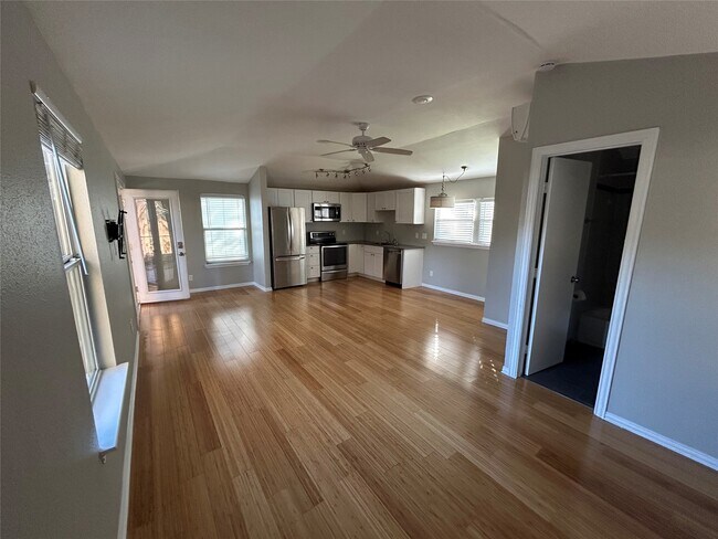 Foto del edificio - 4019 Ascot Ln