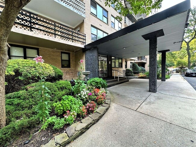 Building Photo - 201 St Pauls Ave