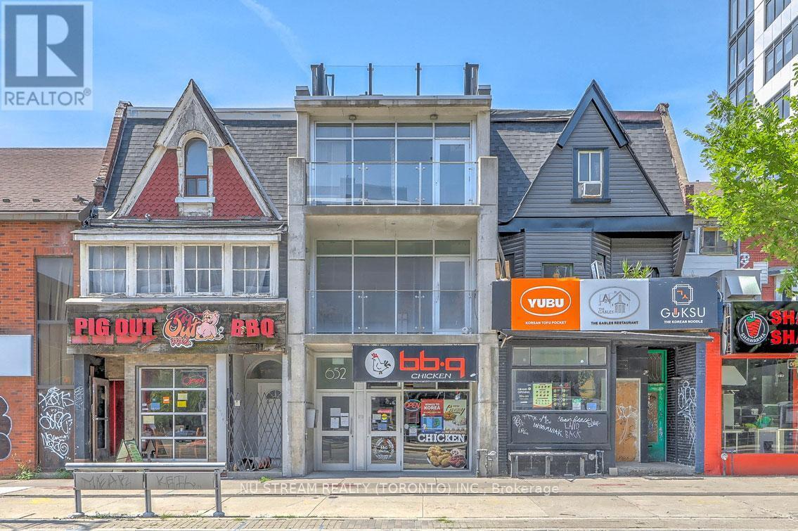 Photo principale - 652-652 Spadina Ave.
