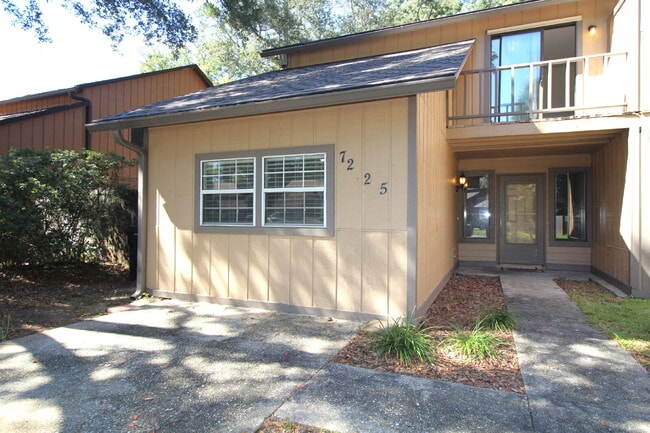 Foto del edificio - 2-Story Townhome with Open Layout, Balcony...