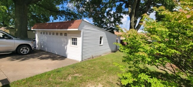 Building Photo - Single 3 bedroom 1 bath home located in Ma...