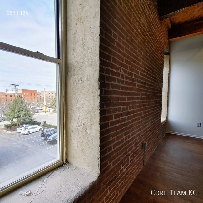 Building Photo - Large studio in River Market!