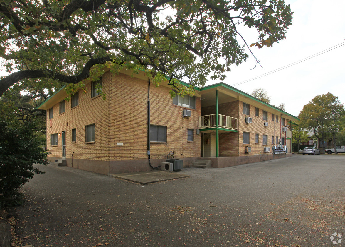 Building Photo - Colonial Apartments