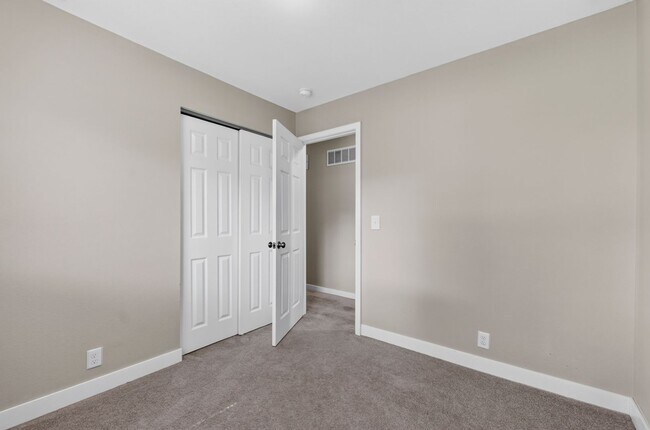Foto del edificio - 3689 Whispering Woods Dr