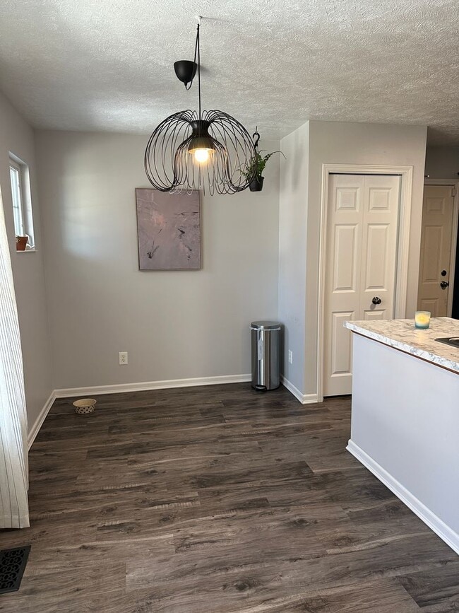 Building Photo - 3 Bedroom 2 Bath Home In Valpo