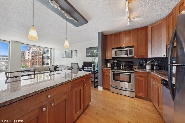 Foto del edificio - 450 W Briar Pl