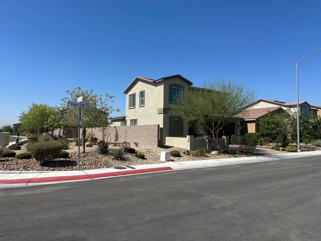 Building Photo - NW!! Solar!!  Gated!!  Bed and bath downst...