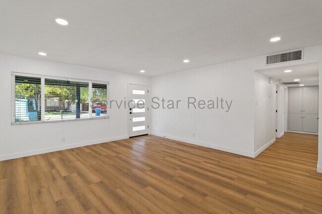 Building Photo - 2202 W Berridge Ln