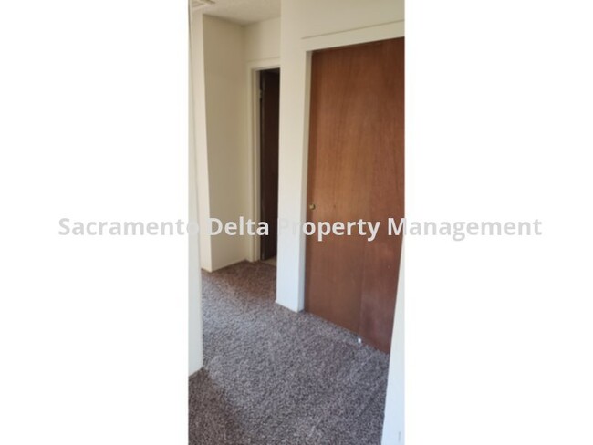 Building Photo - NORTH HIGHLAND DUPLEX