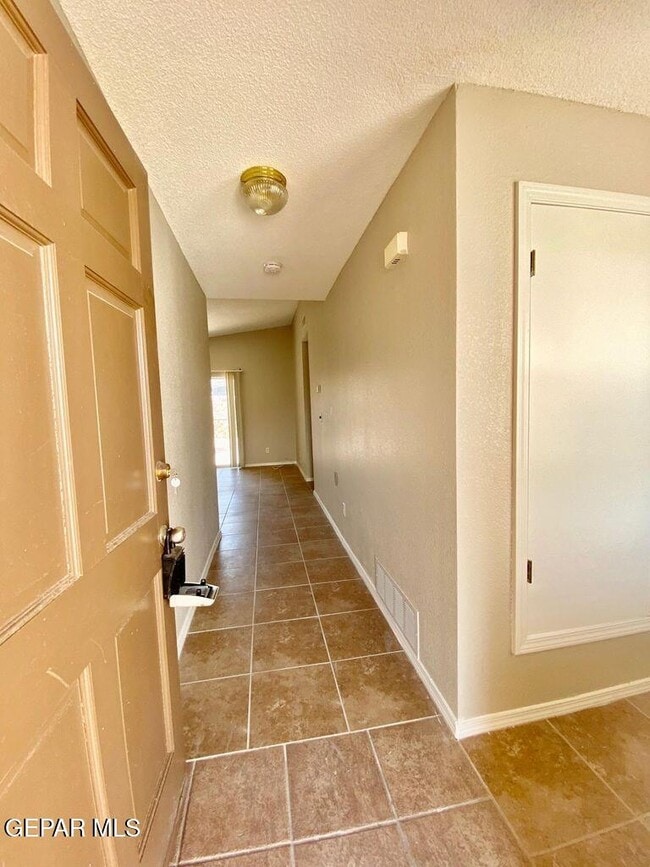 Building Photo - 2253 Tierra De Oro Way