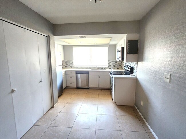 Foto del edificio - 2 bed 2 bath condo