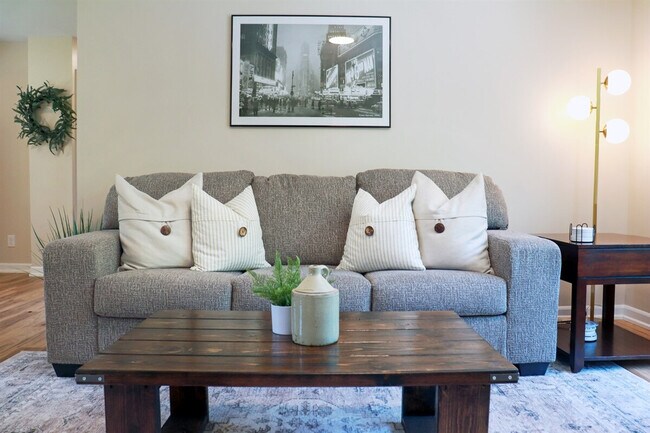 Foto del edificio - 18451 Sharon Ln