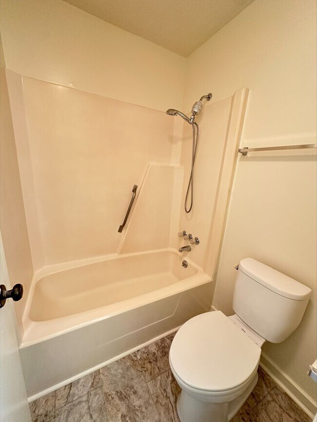 Building Photo - 2 Bed 1 Bath Condo