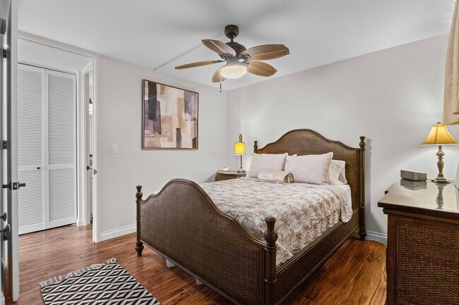 Building Photo - Elevated Island Living: High-Floor Corner Gem with Harbor & Sunset Vistas