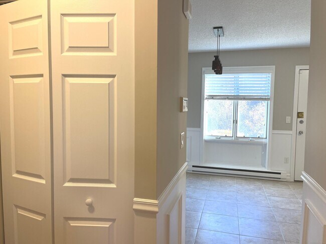 Building Photo - 585 Park Rd