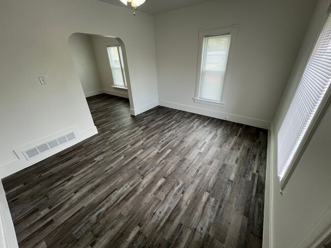 Building Photo - 2 bedroom house with fenced in back yard i...