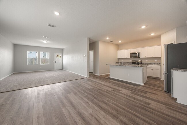 Foto del edificio - Large Open Floor Plan, Great Schools!!!