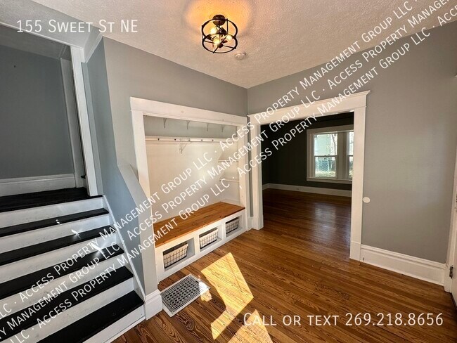 Building Photo - Beautiful NE Side 3 Bedroom Home