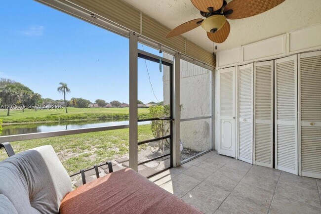 Foto del edificio - 7460 Woodmont Terrace
