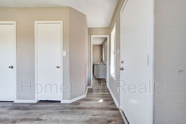 Building Photo - 2120 N Glen Ellyn St