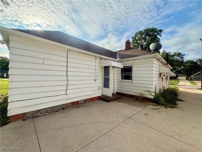 Building Photo - 5363 Summit Rd