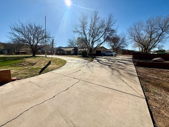 Foto del edificio - Beautifully Remodeled Three Bedroom Home on 2 Acres with Horse Privileges in Hurricane