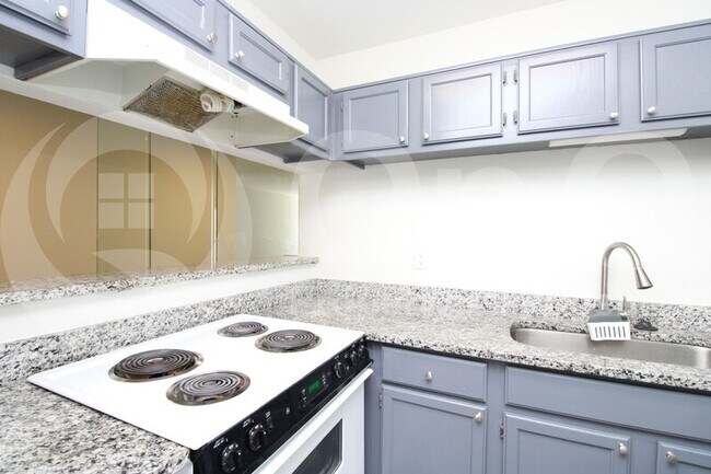 Building Photo - 18333 Roehampton Dr