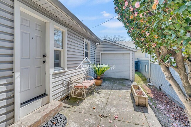 Building Photo - Charming East Sac 2bd/1ba House with 2 Car...