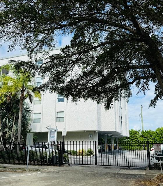 Foto del edificio - 2425 NE 135th St