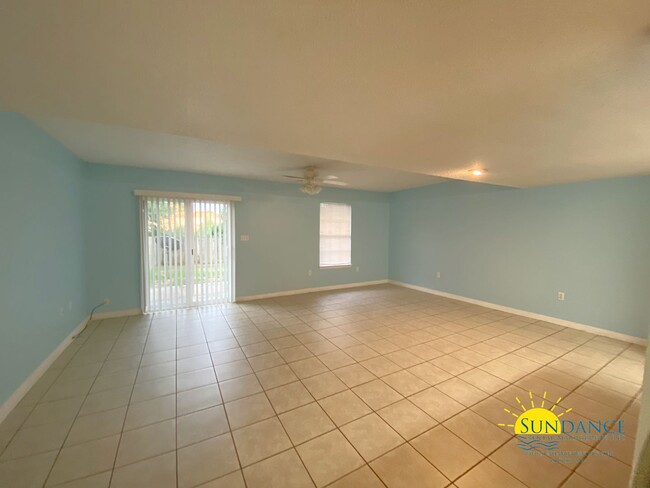 Foto del edificio - Great 3 Bedroom Townhouse Close to Both Ba...
