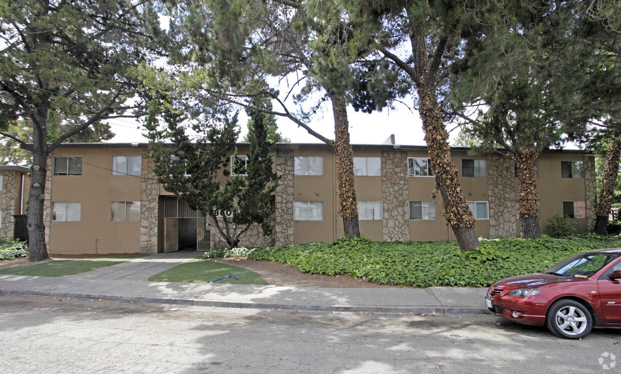 Primary Photo - Brookpoint Apartments